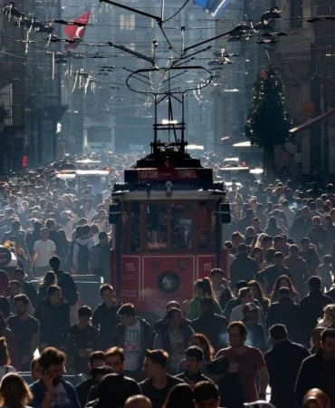 istiklal-caddesi-en-kalabalik-alisveris-caddesi-oldu-jdna_cover
