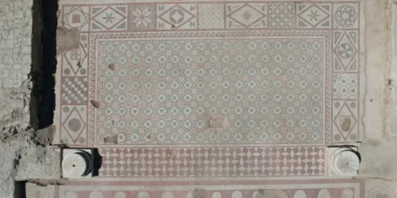 pompeiopoliste-binlerce-yillik-surpriz-105-metrekarelik-mozaik-mrxc