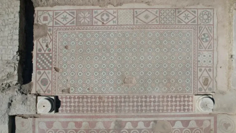 pompeiopoliste-binlerce-yillik-surpriz-105-metrekarelik-mozaik-mrxc