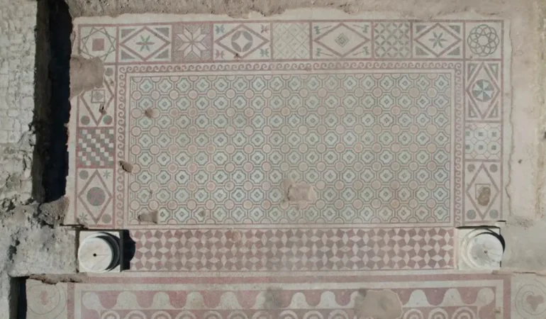 pompeiopoliste-binlerce-yillik-surpriz-105-metrekarelik-mozaik-mrxc