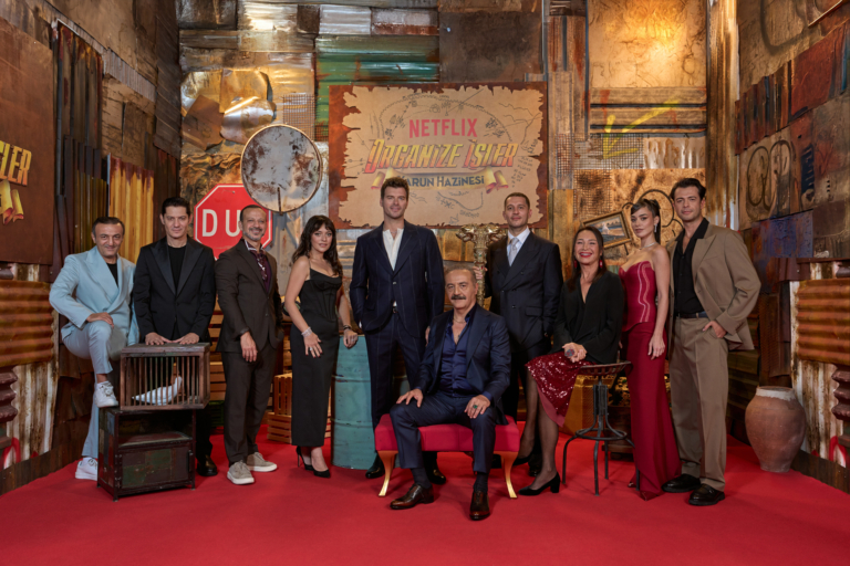 1791408409_Ersin_Korkut___Okan___abalar___R__za_Kocao__lu___Ezgi_Mola___K__van___Tatl__tu_____Y__lmaz_Erdo__an___Uraz_Kayg__laro__lu___Demet_Akba_____Bensu_Soral___Atakan___elik